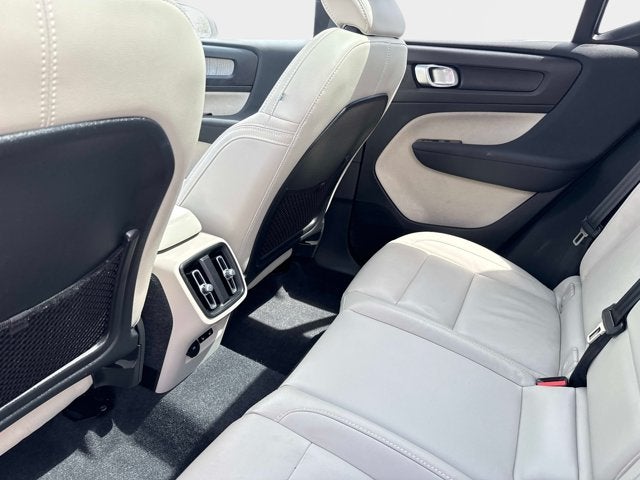 2023 Volvo XC40 Plus Dark Theme