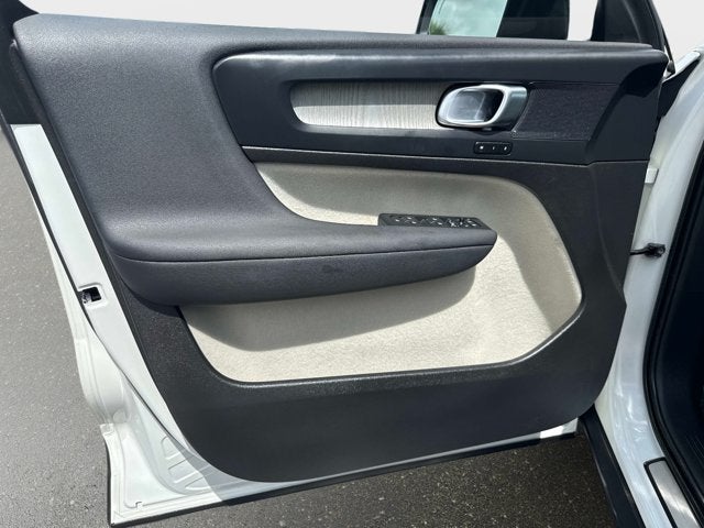 2023 Volvo XC40 Plus Dark Theme