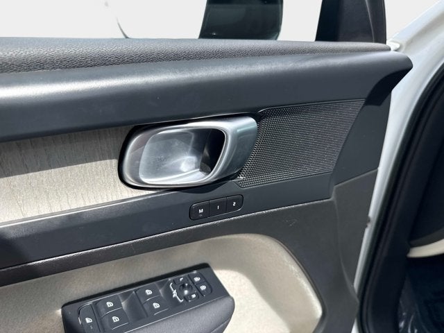 2023 Volvo XC40 Plus Dark Theme