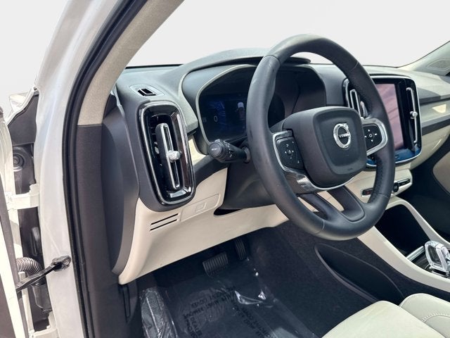 2023 Volvo XC40 Plus Dark Theme