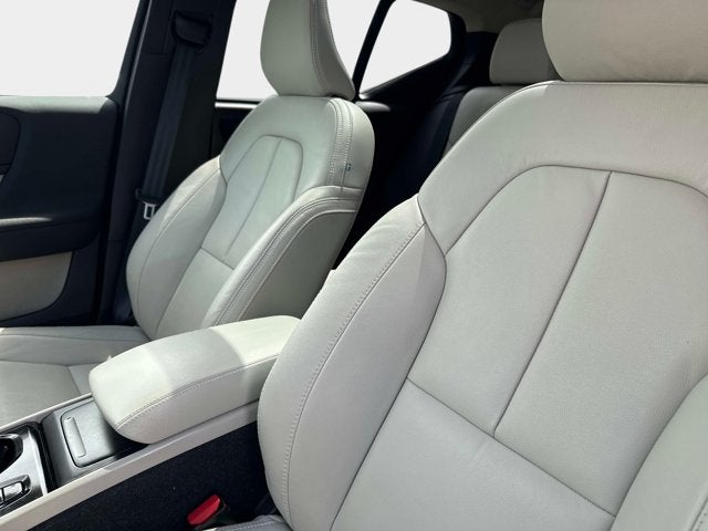 2023 Volvo XC40 Plus Dark Theme