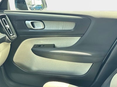 2023 Volvo XC40 Plus Dark Theme