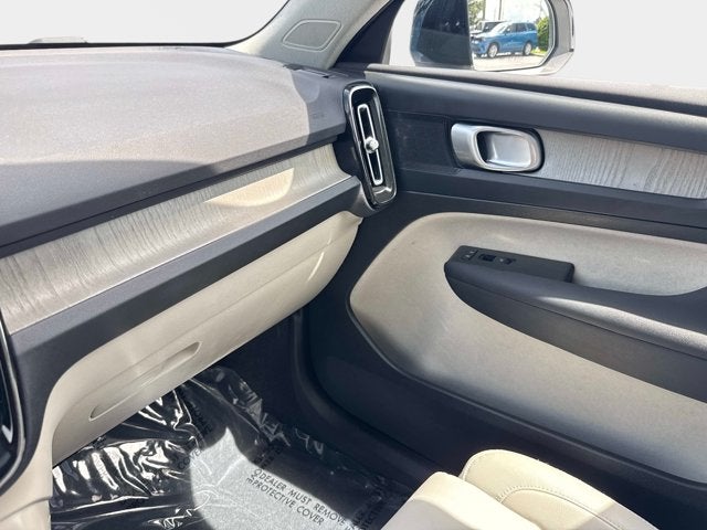 2023 Volvo XC40 Plus Dark Theme
