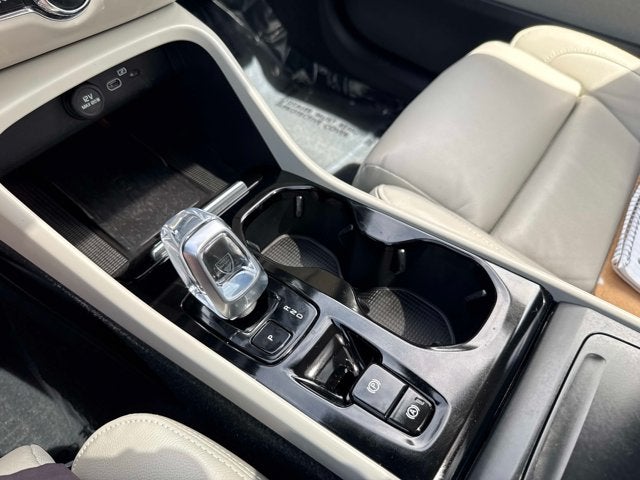 2023 Volvo XC40 Plus Dark Theme
