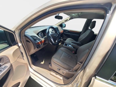 2016 Chrysler Town & Country LX