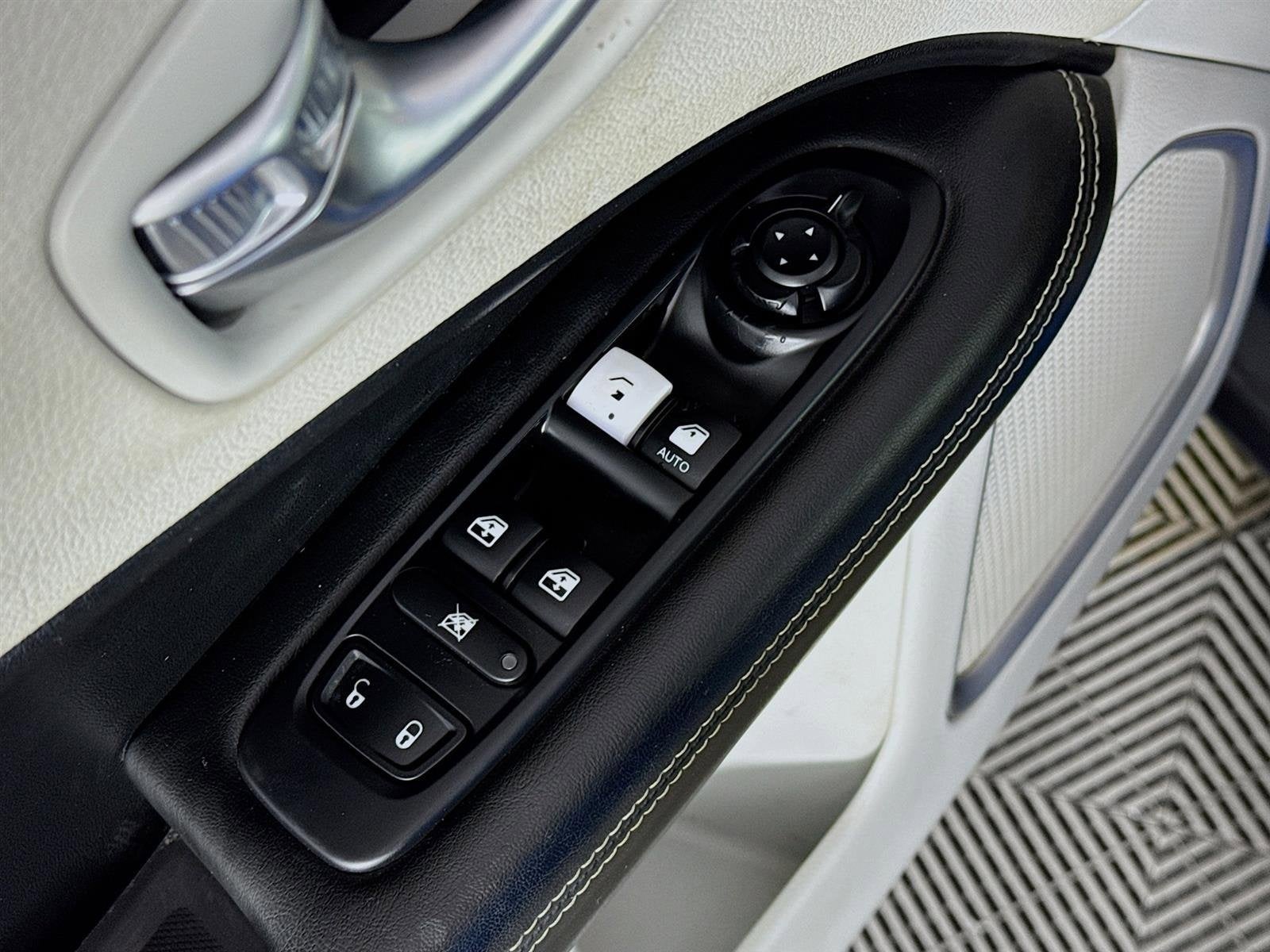 2018 Jeep Compass Latitude w/Sun/Wheel Pkg