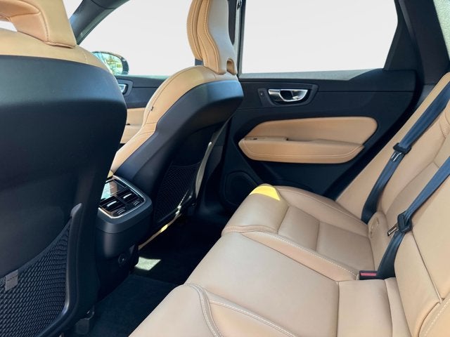 2024 Volvo XC60 B5 Ultimate Dark Theme