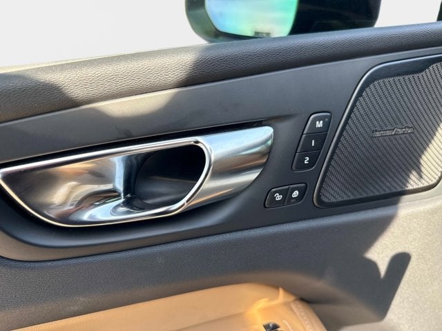 2024 Volvo XC60 B5 Ultimate Dark Theme