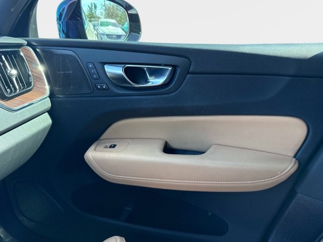 2024 Volvo XC60 B5 Ultimate Dark Theme