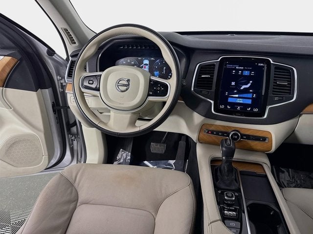 2021 Volvo XC90 T6 Momentum