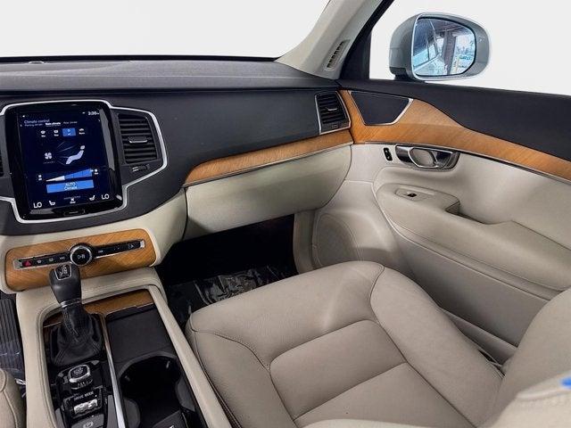 2021 Volvo XC90 T6 Momentum