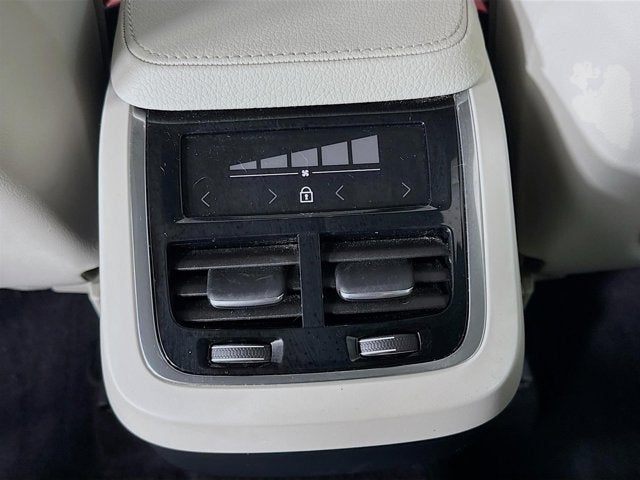 2021 Volvo XC90 T6 Momentum