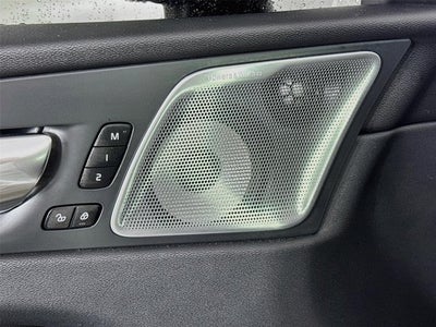 2023 Volvo XC60 Ultimate Dark Theme