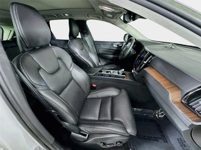 2023 Volvo XC60 Ultimate Dark Theme