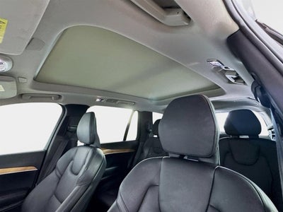 2022 Volvo XC90 Momentum