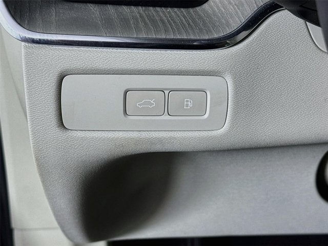 2024 Volvo XC60 Recharge Plug-In Hybrid Ultimate Dark Theme
