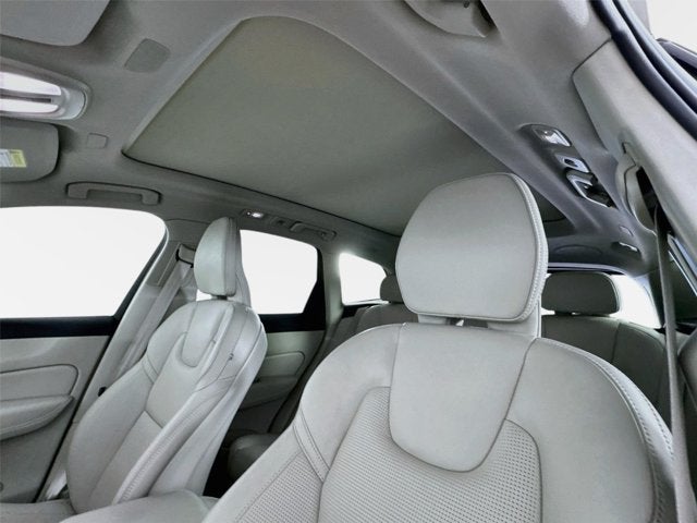 2024 Volvo XC60 Recharge Plug-In Hybrid Ultimate Dark Theme