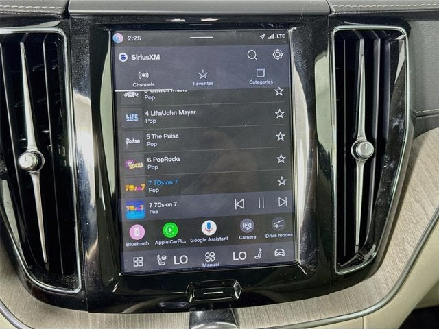 2024 Volvo XC60 Recharge Plug-In Hybrid Ultimate Dark Theme