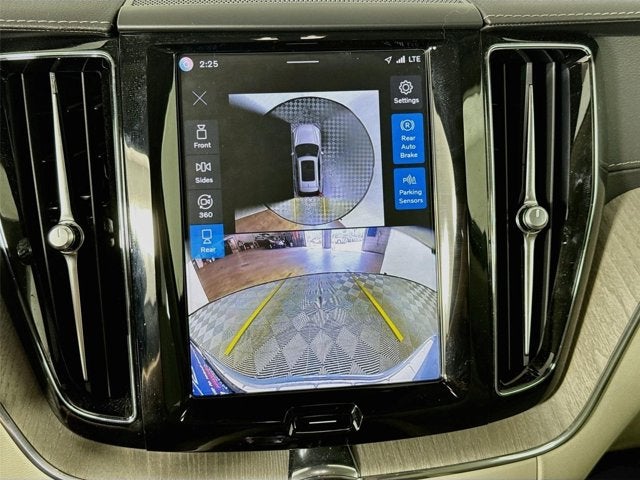 2024 Volvo XC60 Recharge Plug-In Hybrid Ultimate Dark Theme