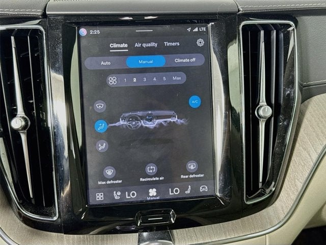 2024 Volvo XC60 Recharge Plug-In Hybrid Ultimate Dark Theme