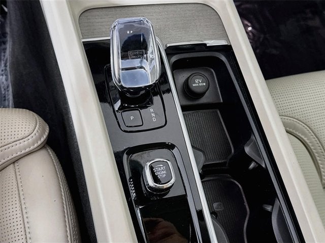 2024 Volvo XC60 Recharge Plug-In Hybrid Ultimate Dark Theme