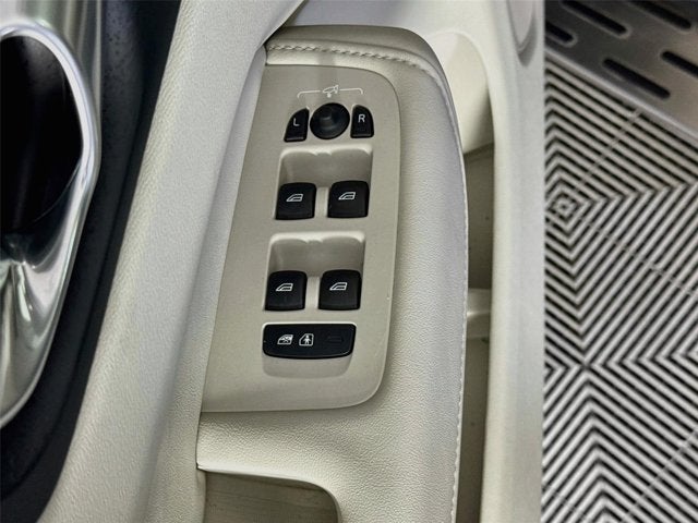 2024 Volvo XC60 Recharge Plug-In Hybrid Ultimate Dark Theme