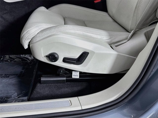 2024 Volvo XC60 Recharge Plug-In Hybrid Ultimate Dark Theme