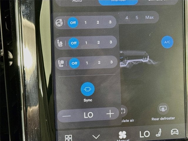 2024 Volvo XC60 Recharge Plug-In Hybrid Ultimate Dark Theme