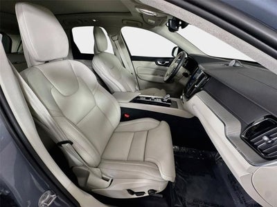 2024 Volvo XC60 Recharge Plug-In Hybrid Ultimate Dark Theme