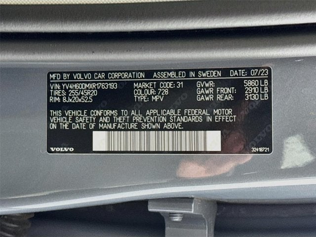 2024 Volvo XC60 Recharge Plug-In Hybrid Ultimate Dark Theme