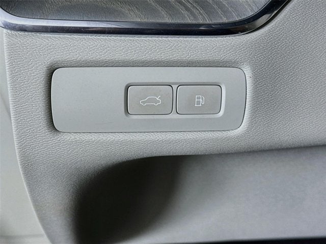 2024 Volvo XC60 Recharge Plug-In Hybrid Ultimate Dark Theme