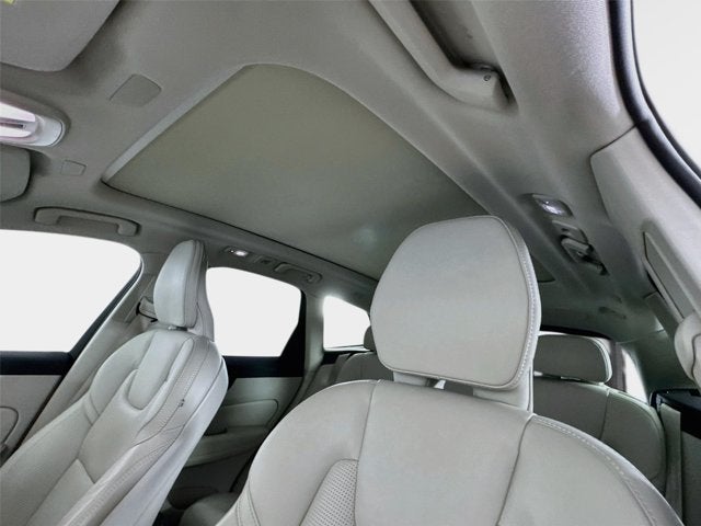 2024 Volvo XC60 Recharge Plug-In Hybrid Ultimate Dark Theme