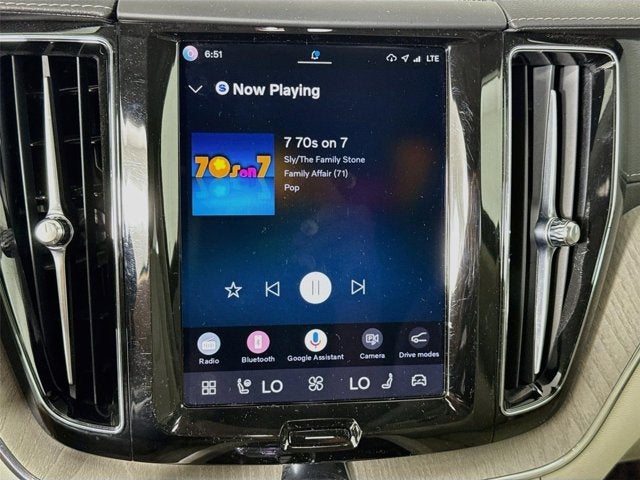 2024 Volvo XC60 Recharge Plug-In Hybrid Ultimate Dark Theme