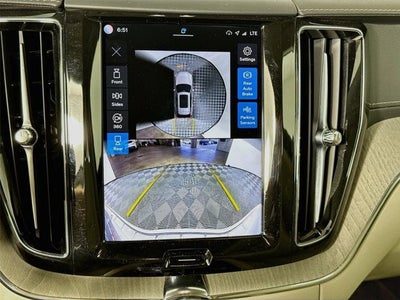 2024 Volvo XC60 Recharge Plug-In Hybrid Ultimate Dark Theme
