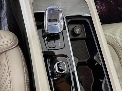 2024 Volvo XC60 Recharge Plug-In Hybrid Ultimate Dark Theme