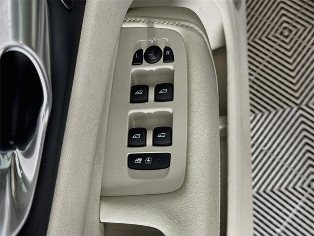 2024 Volvo XC60 Recharge Plug-In Hybrid Ultimate Dark Theme