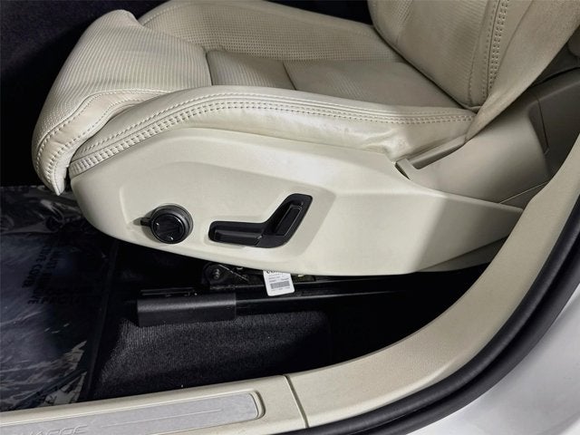 2024 Volvo XC60 Recharge Plug-In Hybrid Ultimate Dark Theme