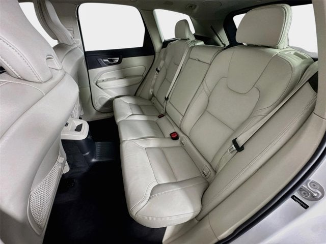 2024 Volvo XC60 Recharge Plug-In Hybrid Ultimate Dark Theme