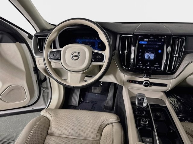2024 Volvo XC60 Recharge Plug-In Hybrid Ultimate Dark Theme