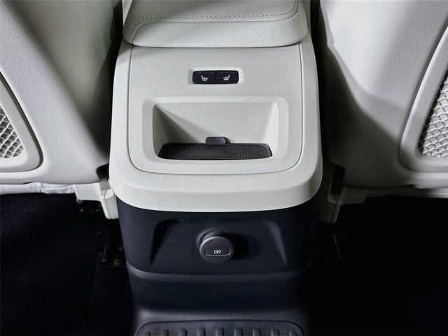 2024 Volvo XC60 Recharge Plug-In Hybrid Ultimate Dark Theme