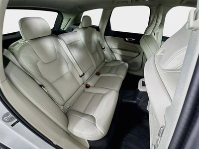 2024 Volvo XC60 Recharge Plug-In Hybrid Ultimate Dark Theme