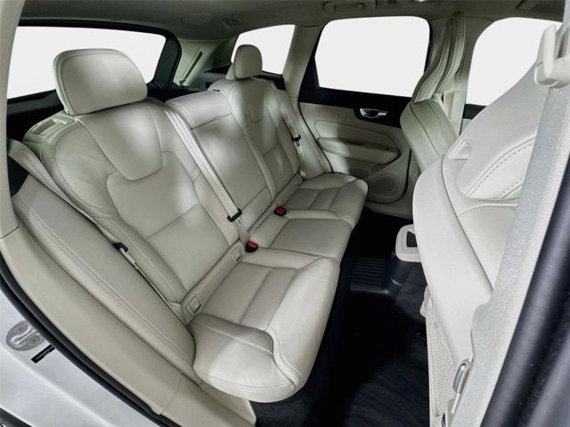 2024 Volvo XC60 Recharge Plug-In Hybrid Ultimate Dark Theme