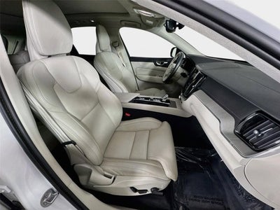 2024 Volvo XC60 Recharge Plug-In Hybrid Ultimate Dark Theme
