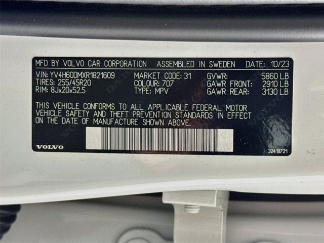 2024 Volvo XC60 Recharge Plug-In Hybrid Ultimate Dark Theme