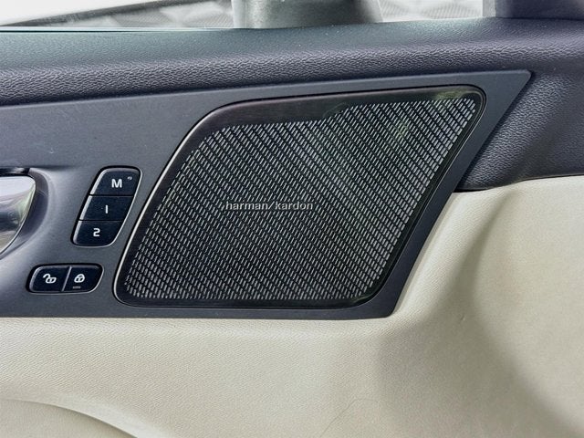 2023 Volvo XC60 Recharge Plug-In Hybrid Plus Bright Theme