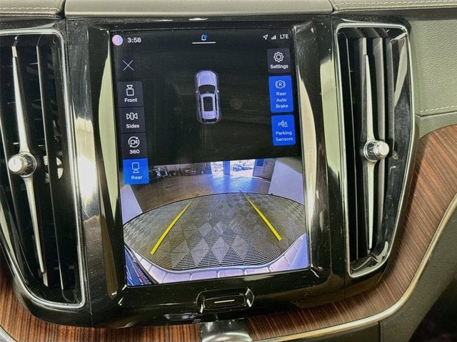 2023 Volvo XC60 Recharge Plug-In Hybrid Ultimate Dark Theme