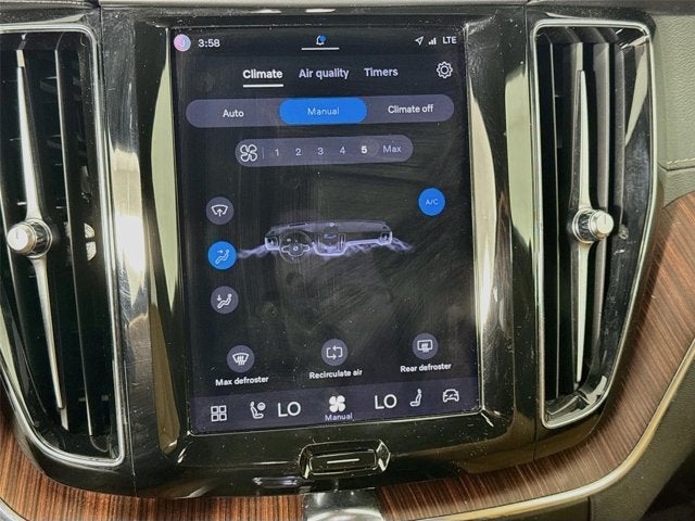 2023 Volvo XC60 Recharge Plug-In Hybrid Ultimate Dark Theme