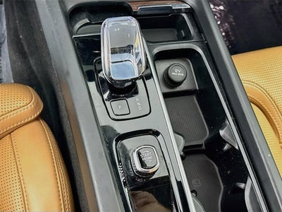2023 Volvo XC60 Recharge Plug-In Hybrid Ultimate Dark Theme