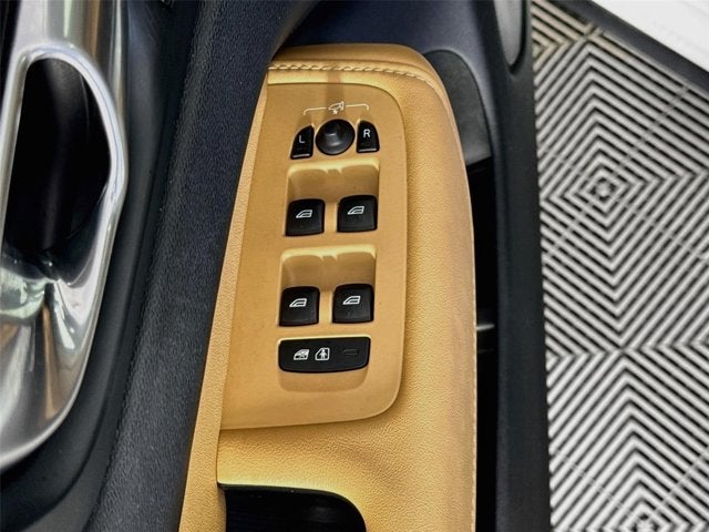 2023 Volvo XC60 Recharge Plug-In Hybrid Ultimate Dark Theme