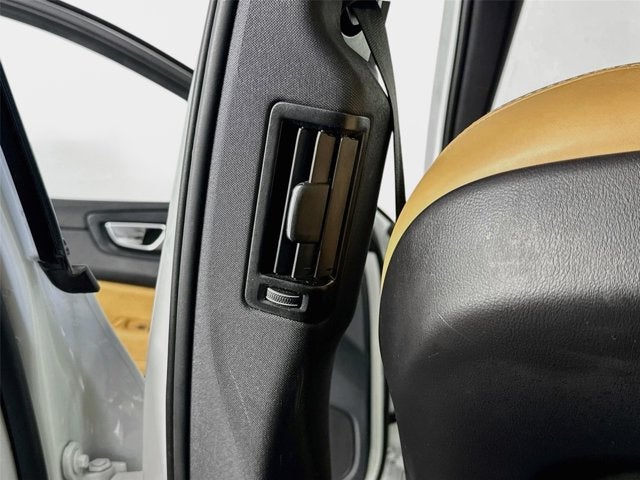 2023 Volvo XC60 Recharge Plug-In Hybrid Ultimate Dark Theme